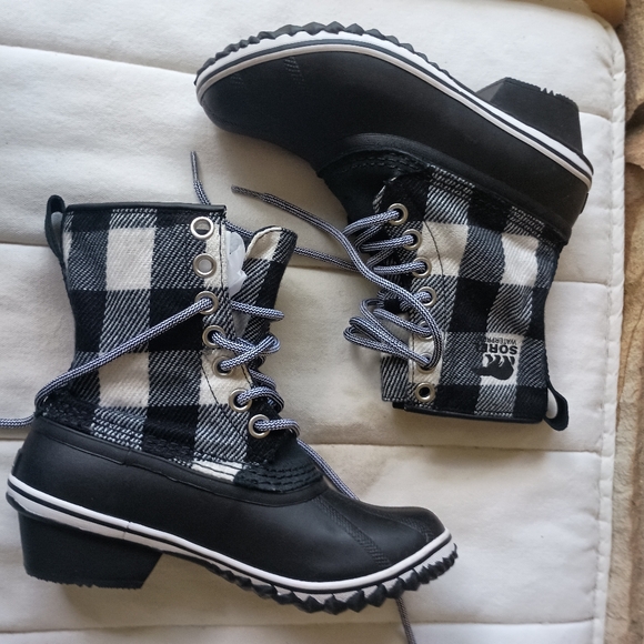 NWOT Sorel Black and White Buffalo Plaid Weather Proof Lace-Up Boots_7.5 - Picture 1 of 7